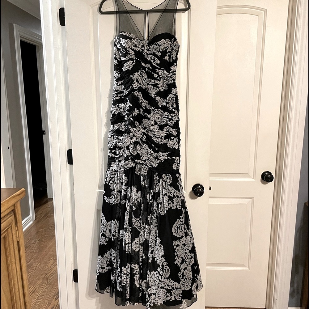 Adrianna Papell Red Carpet Dress Gown Formal Black White Long Prom